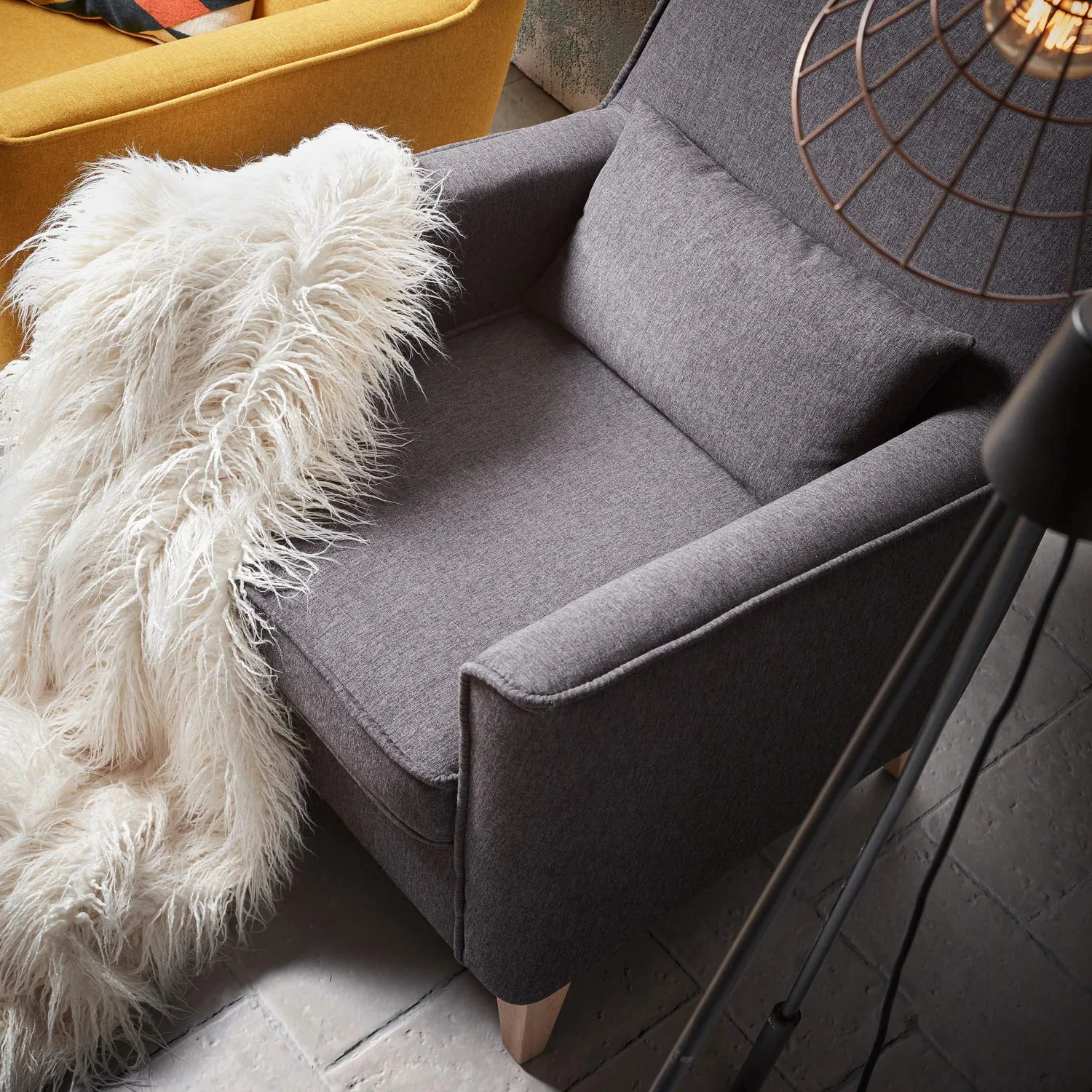 Kave Home Varese Sessel grau mit Kissen fleckenabweisend