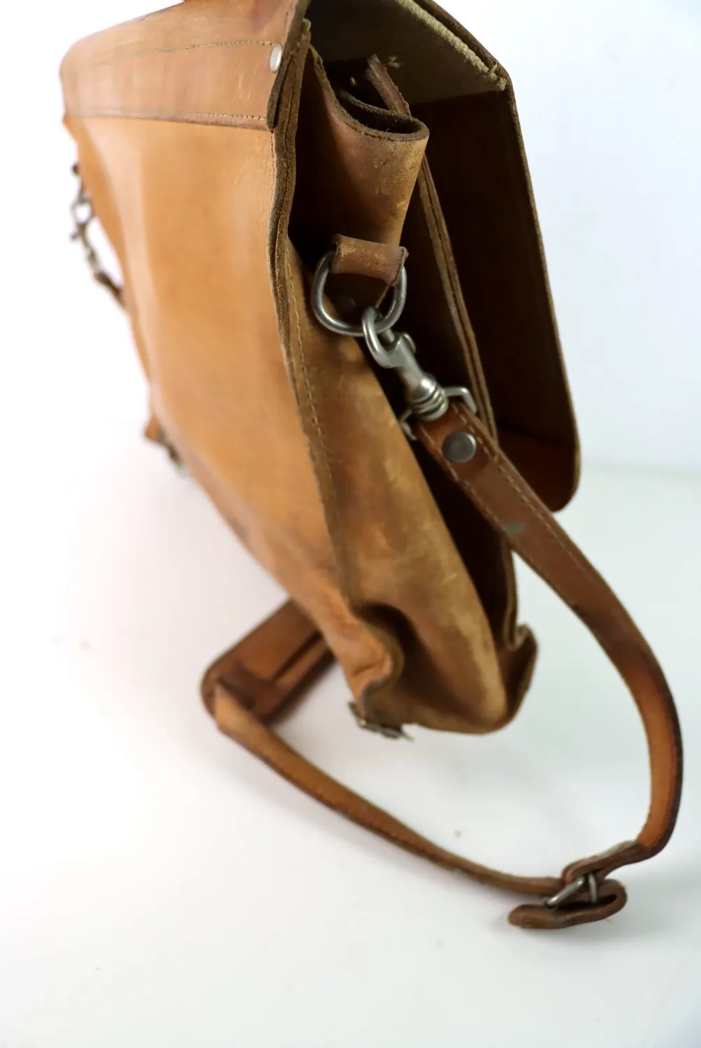 Mon Ami(e) Vintage Tasche aus Rindsleder, 40 × 32 × 11 cm, Patina