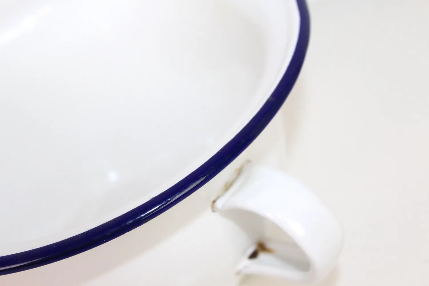 Mon Ami(e) Vintage Emaille-Schüssel mit Griff weiß-blau