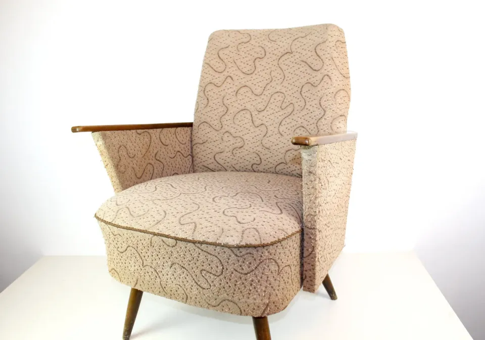 Mon Ami(e) Vintage Loungesessel Beige mit Holzarmlehnen