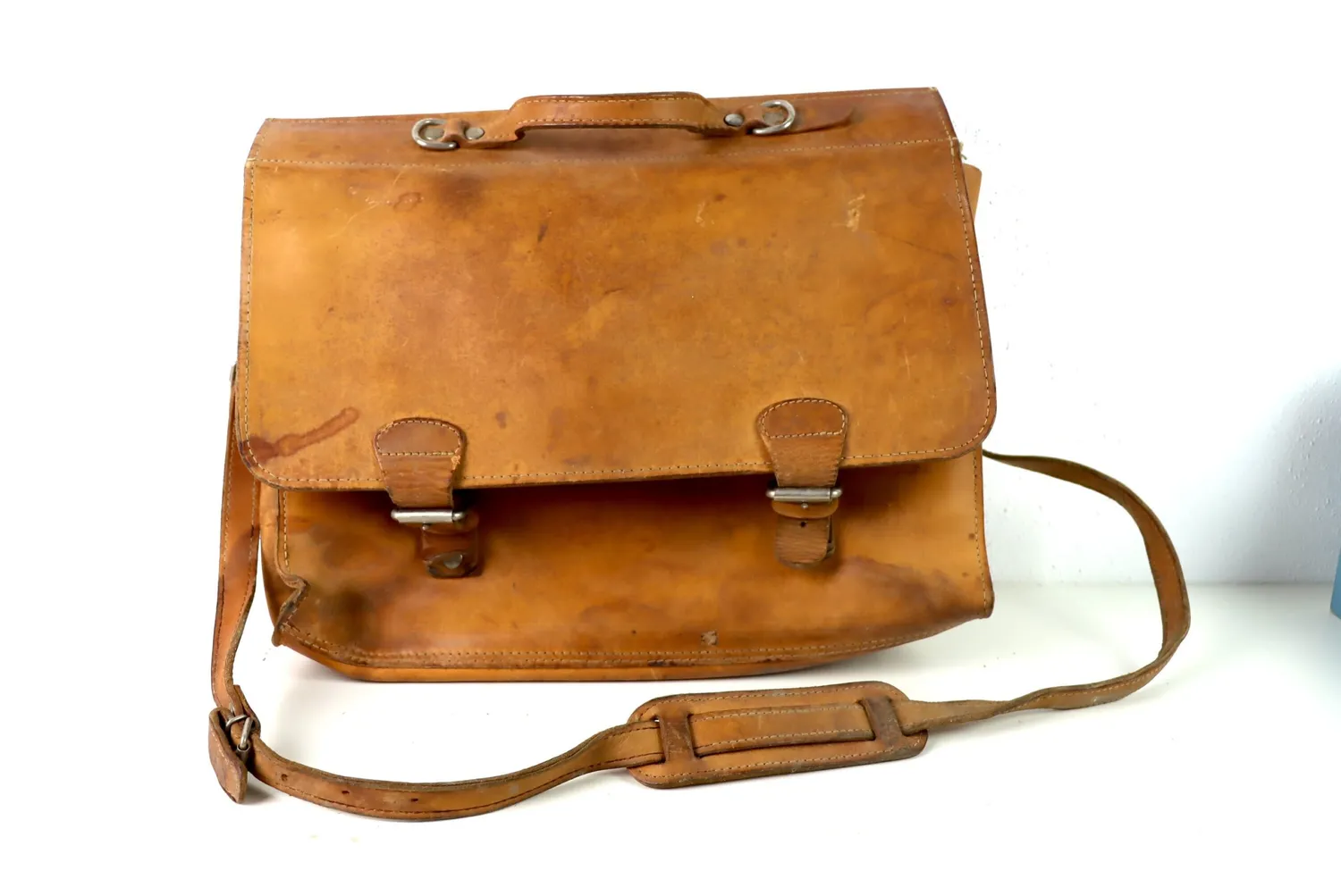 Mon Ami(e) Vintage Tasche aus Rindsleder, 40 × 32 × 11 cm, Patina