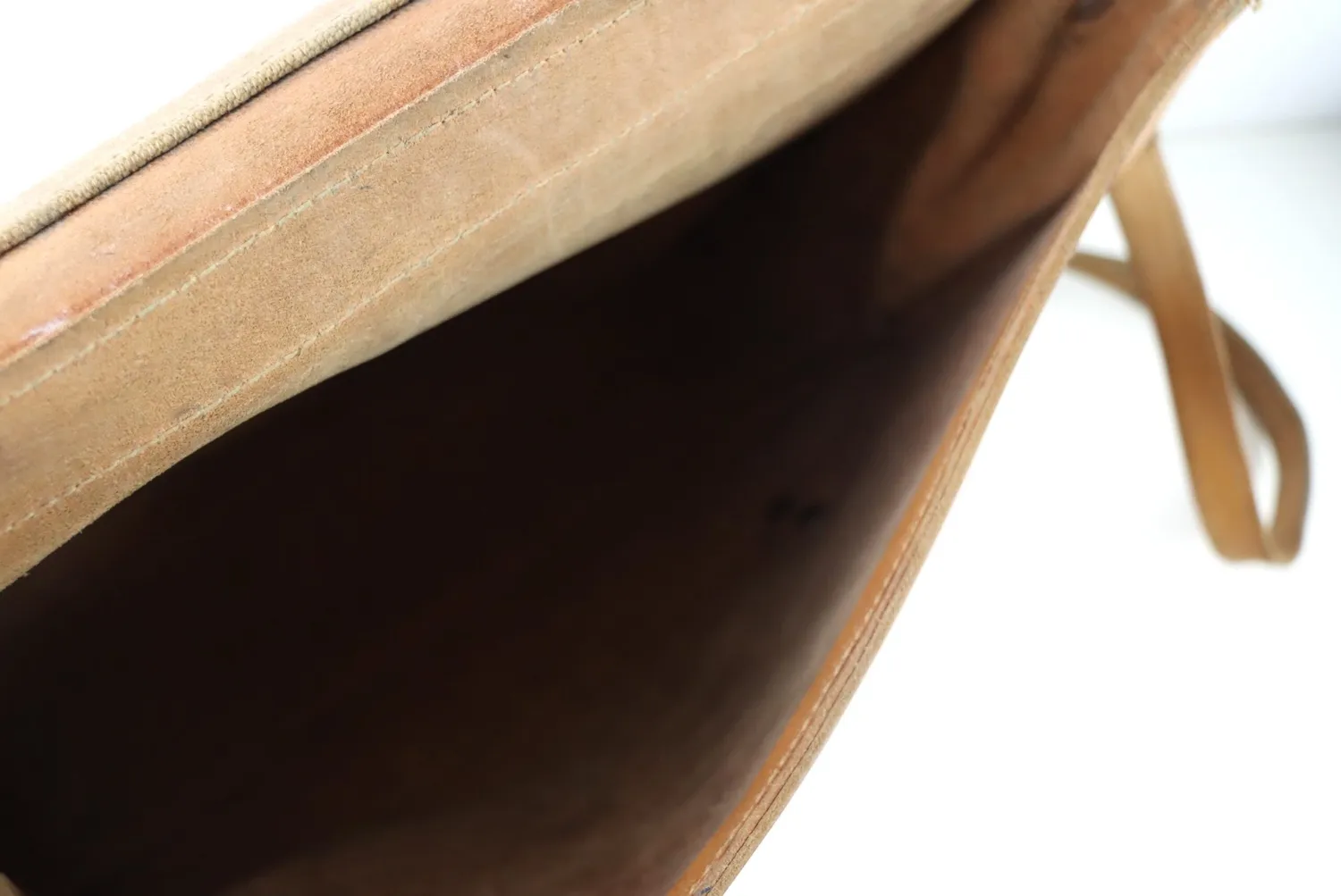 Mon Ami(e) Vintage Tasche aus Rindsleder, 40 × 32 × 11 cm, Patina