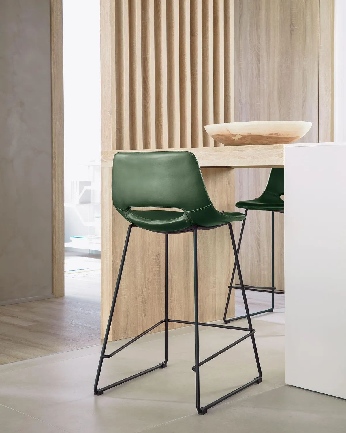 Kave Home Zahara Barhocker 65 cm Kunstleder