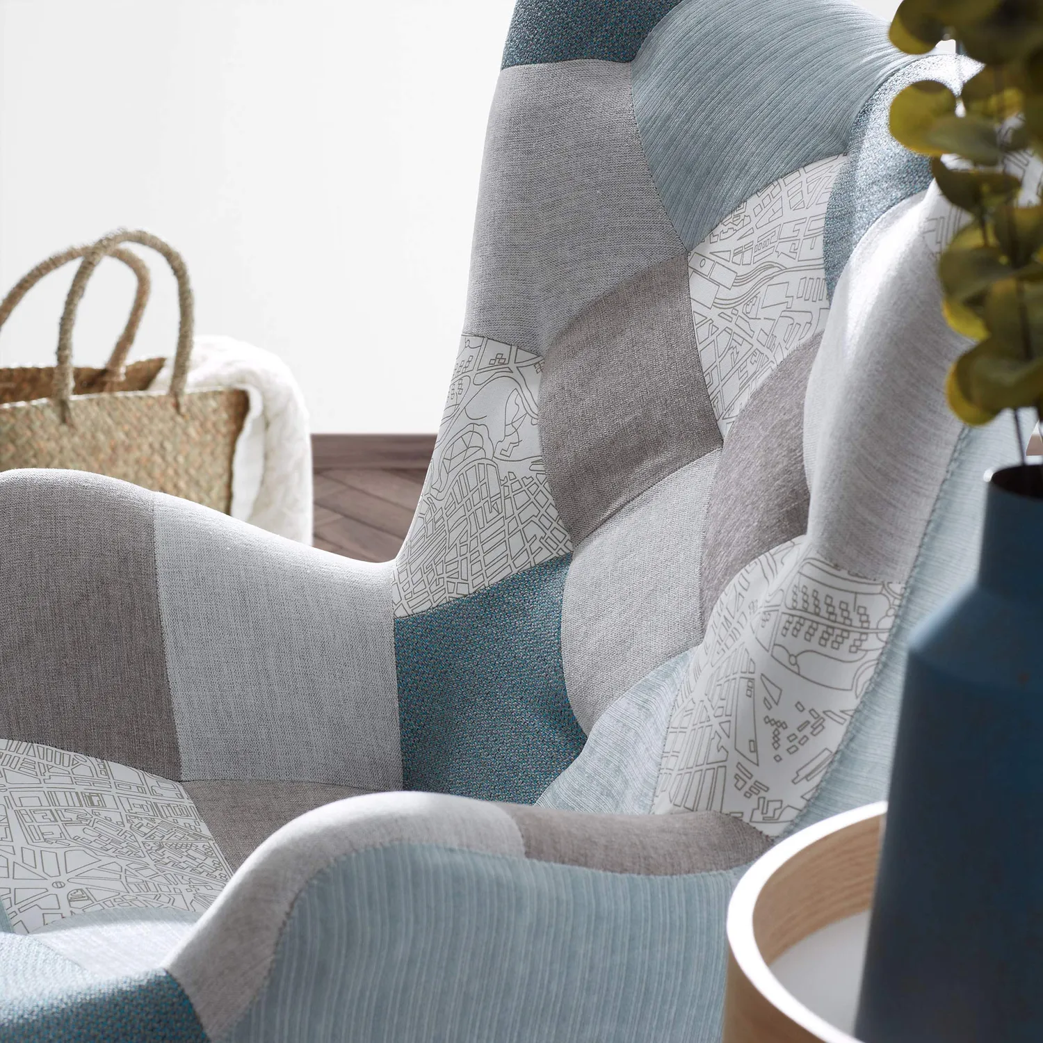 Kave Home Kody Sessel Blau Patchwork mit Armlehnen
