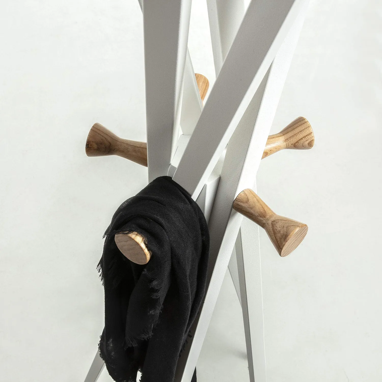 Kave Home Chelsey Garderobe 170 cm weiß Stahl Holz