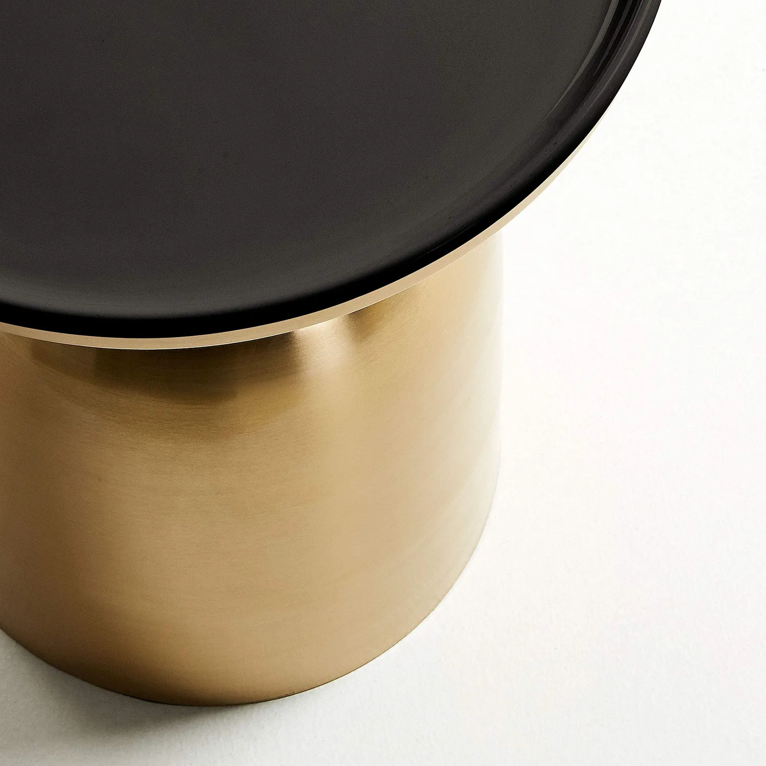 Kave Home Physic Beistelltisch Ø 38 cm Stahl Gold Schwarz