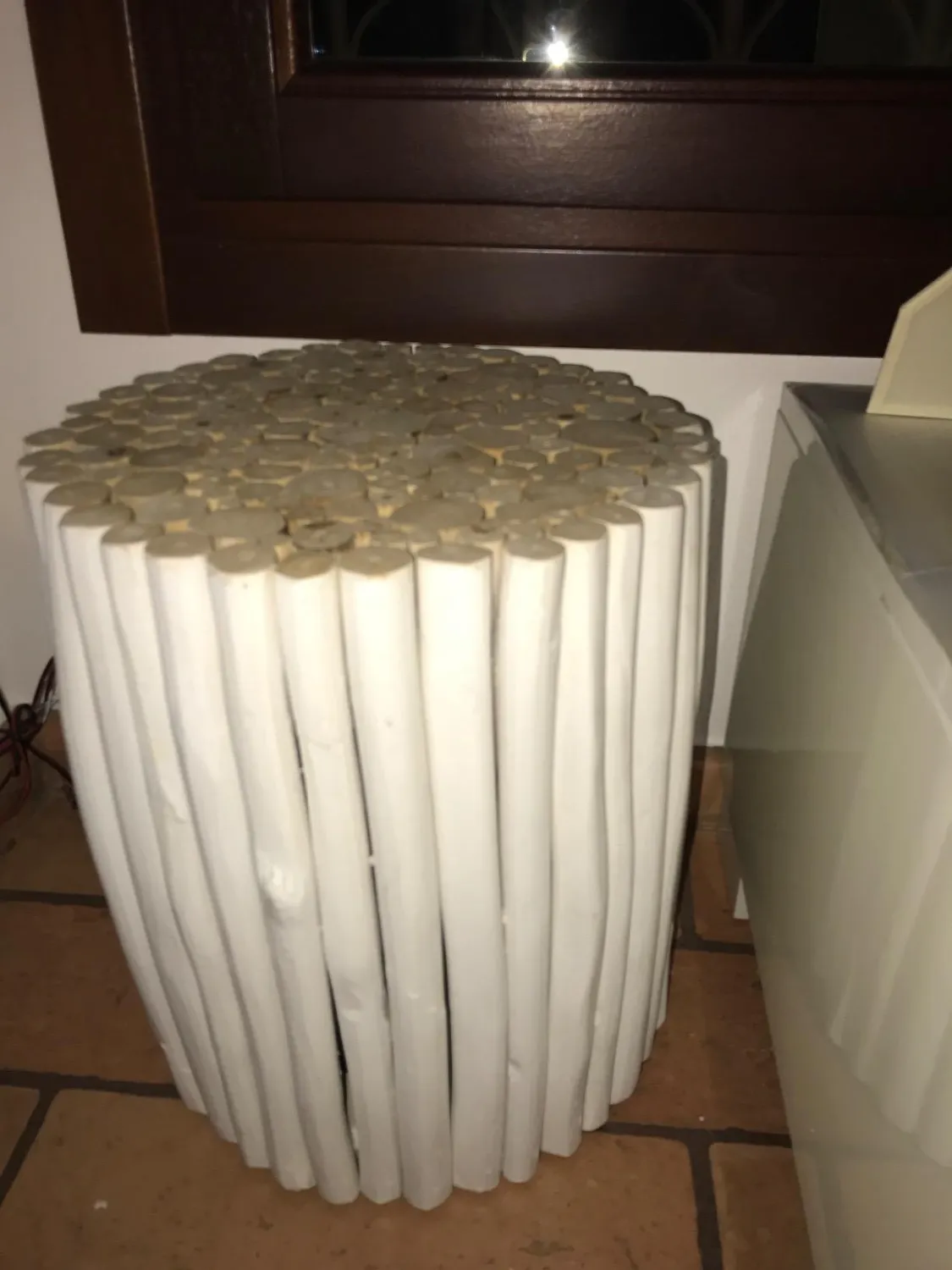 Kave Home Filip Beistelltisch weiß Ø 35 cm Teakholz
