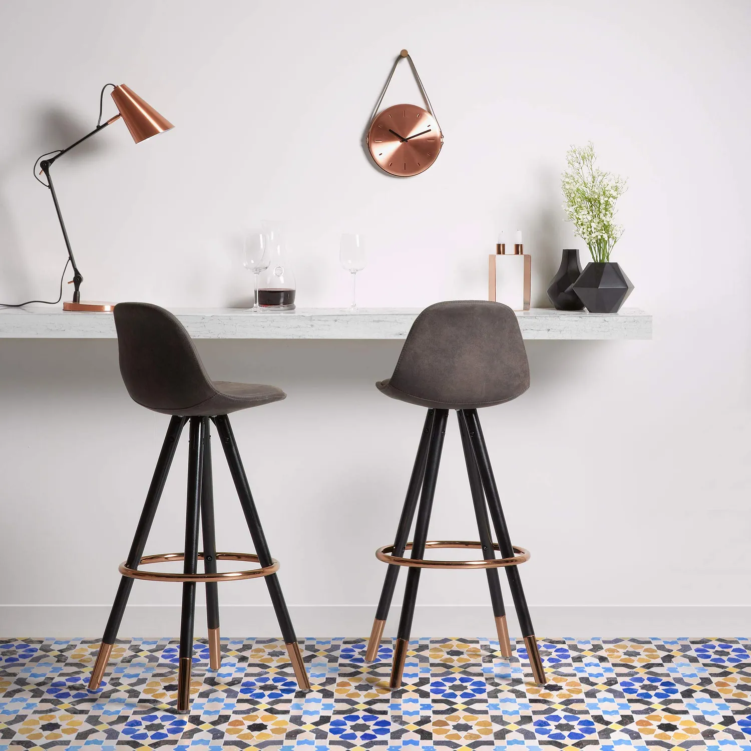 Kave Home Slad Barhocker mit Lehne aus Kunstleder