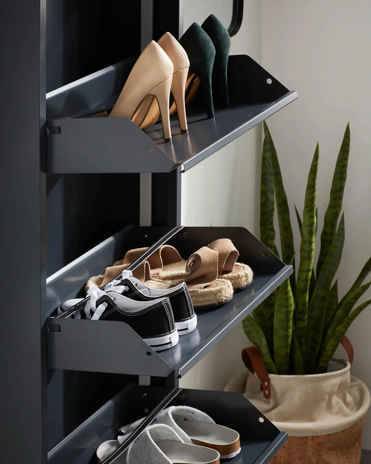 Kave Home Ode Schuhschrank 3 Fächer Stahl Mattschwarz