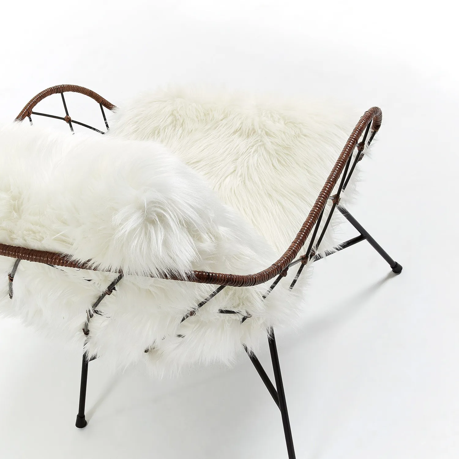 Kave Home Claren Rattan-Sessel weiß mit Kunstlederkissen