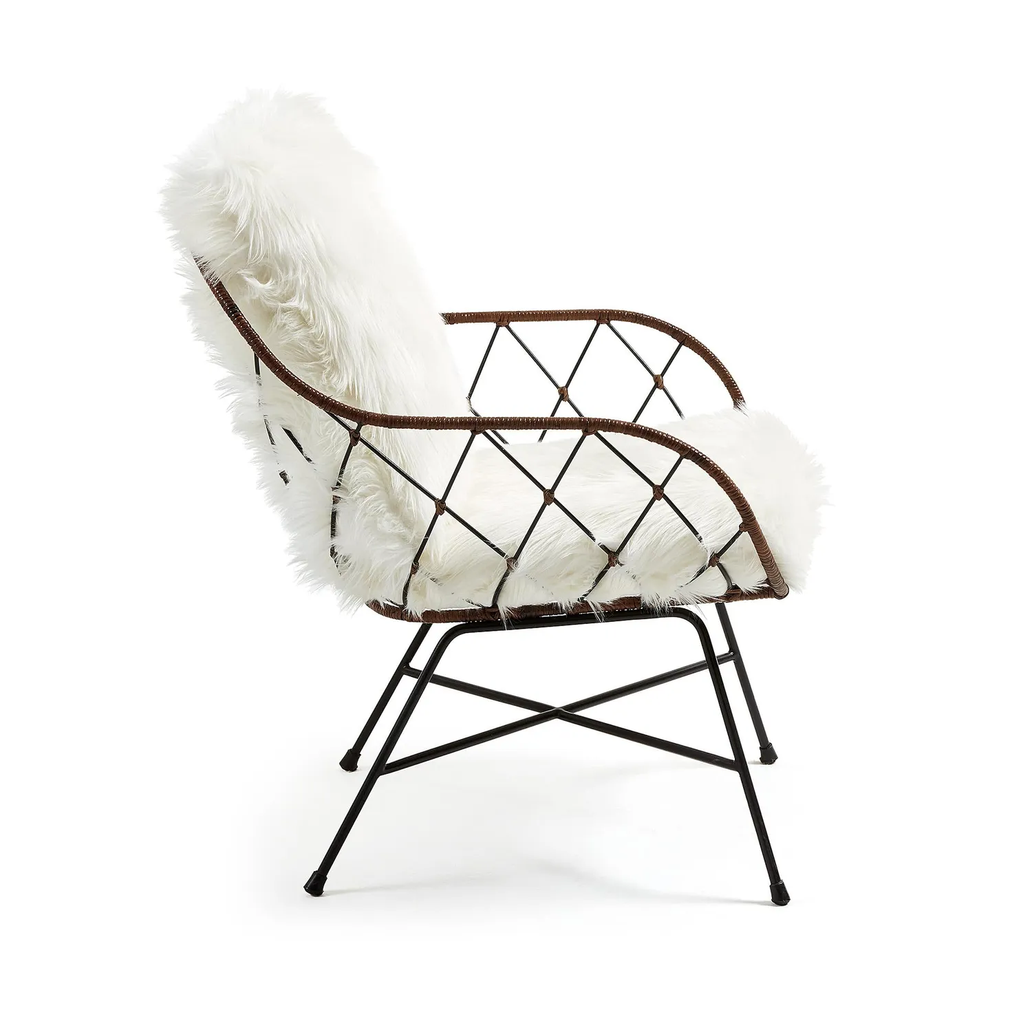 Kave Home Claren Rattan-Sessel weiß mit Kunstlederkissen