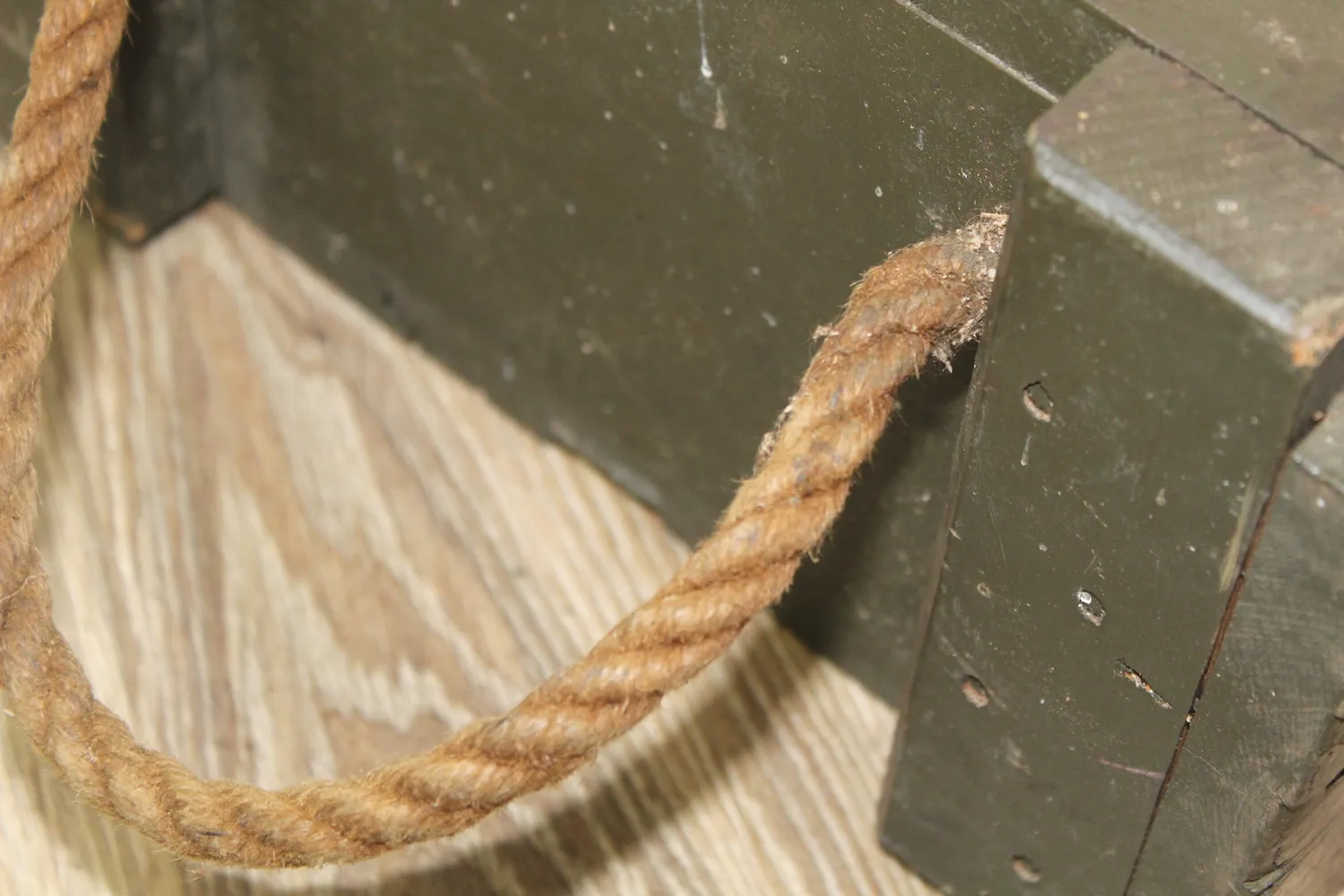 Mon Ami(e) Vintage Holzkiste olivgrün Seilgriffe 70,5 cm Bundeswehr