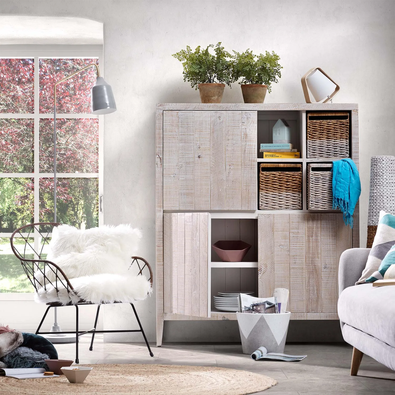 Kave Home Claren Rattan-Sessel weiß mit Kunstlederkissen