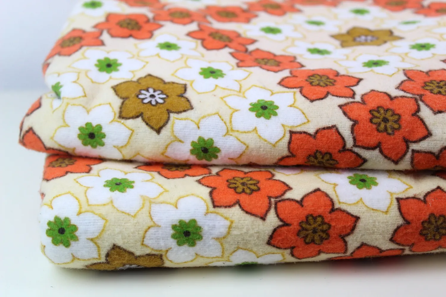 Mon Ami(e) Vintage Retro-Blumen-Stoff Betttücher 2er-Set orange
