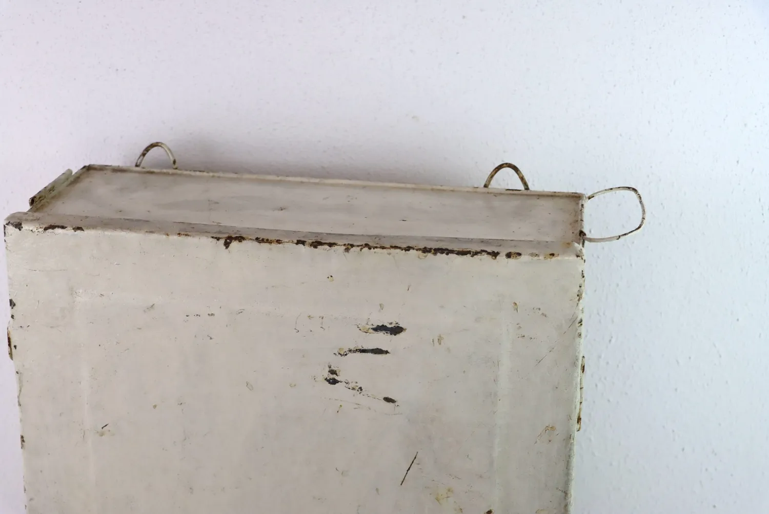 Mon Ami(e) Vintage Luftschutz-Hausapotheke Metallschrank