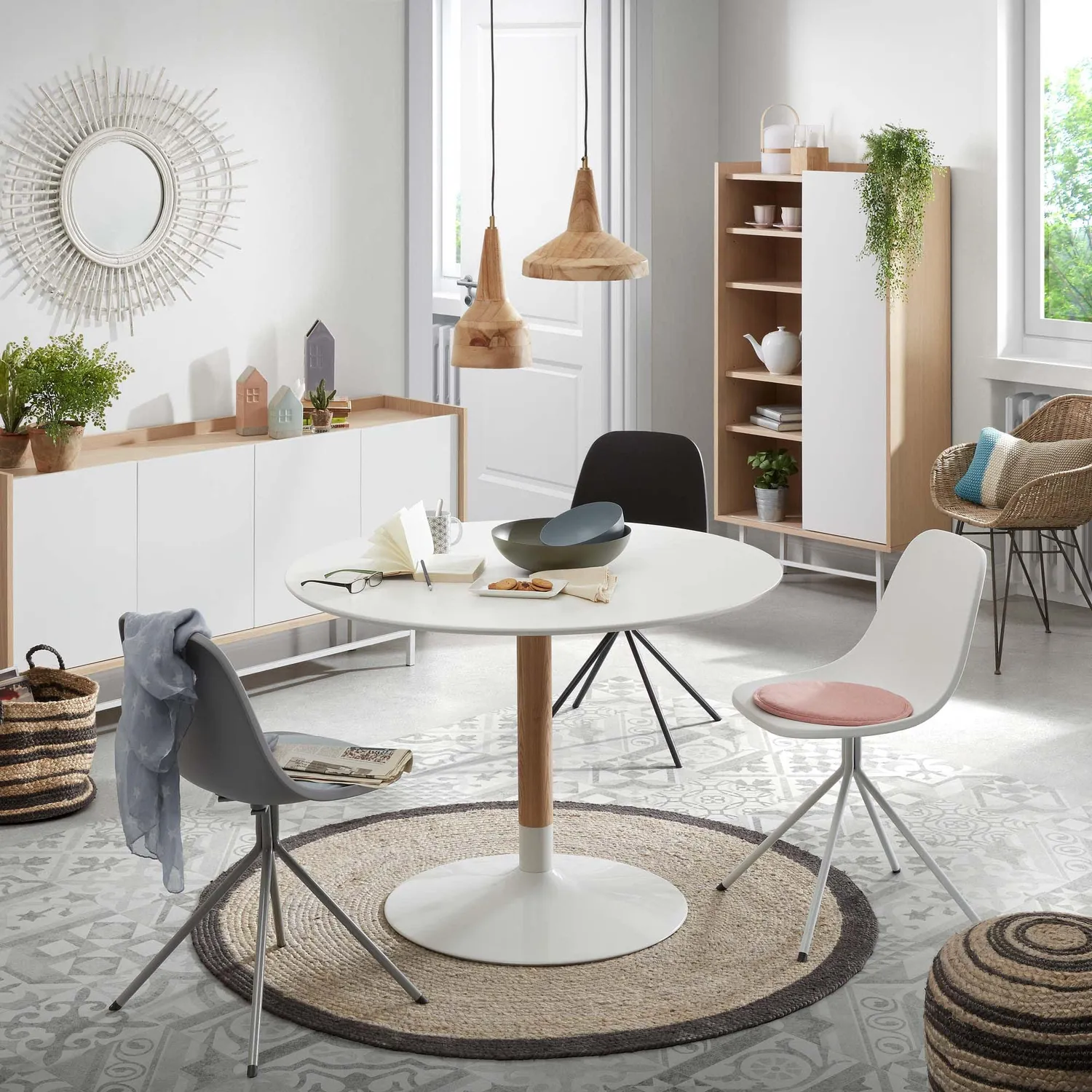 Kave Home Chart Esszimmerstuhl Rattan natur mit Stahlbeinen