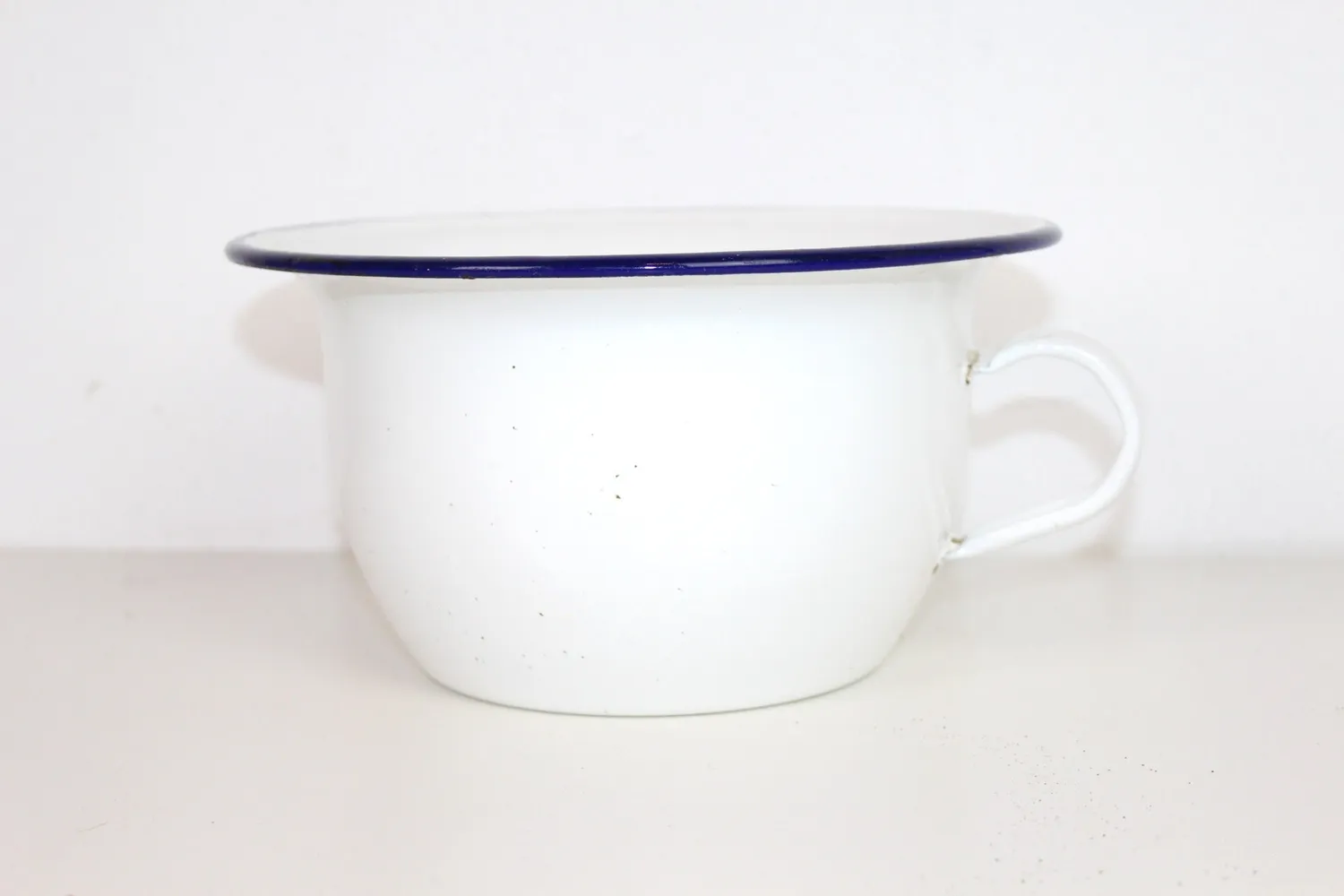 Mon Ami(e) Vintage Emaille-Schüssel mit Griff weiß-blau