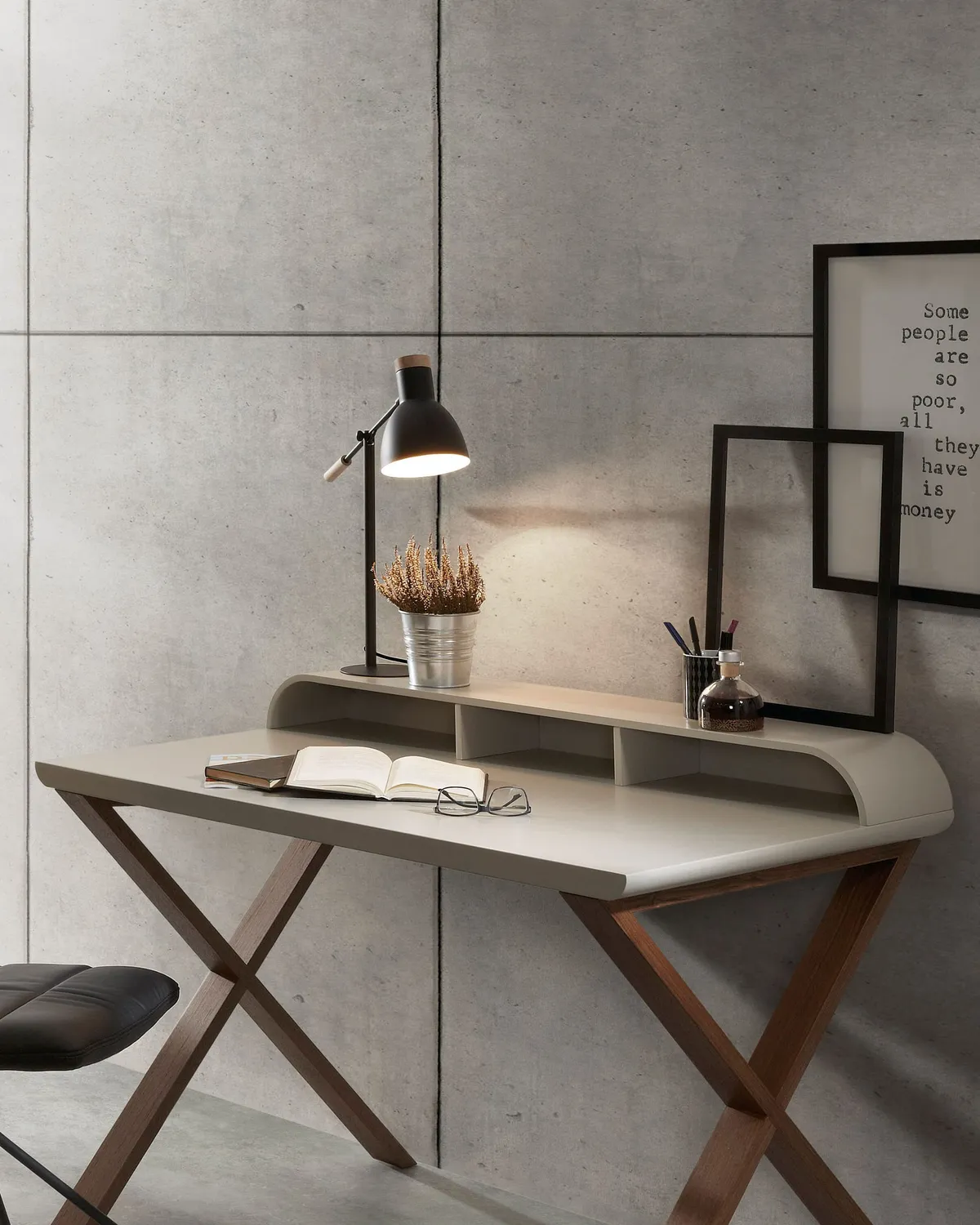 Kave Home Tescarle Tischleuchte schwarz Holz Metall Gelenkarm