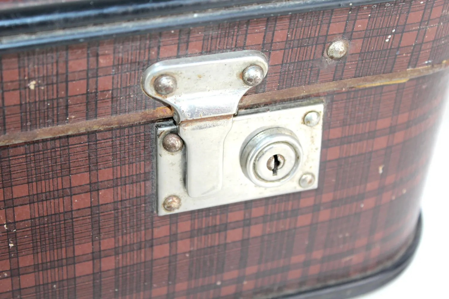 Mon Ami(e) Vintage Vintage Koffer mit braunem Karomuster