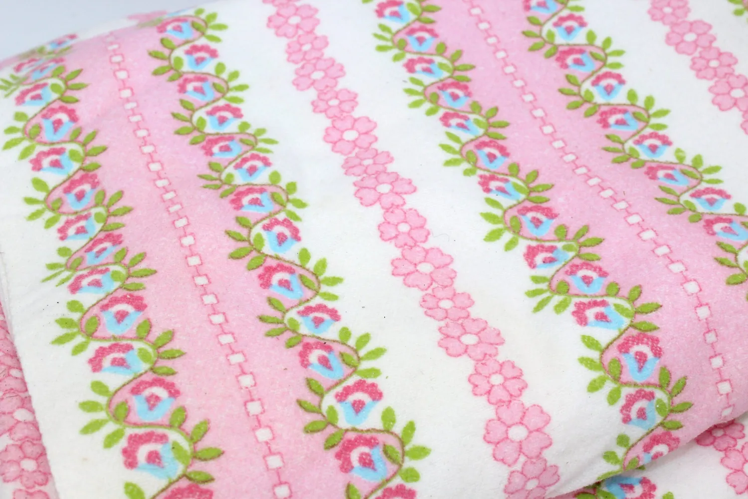 Mon Ami(e) Vintage Betttuch Blumen-Muster weiss-rosa-blau