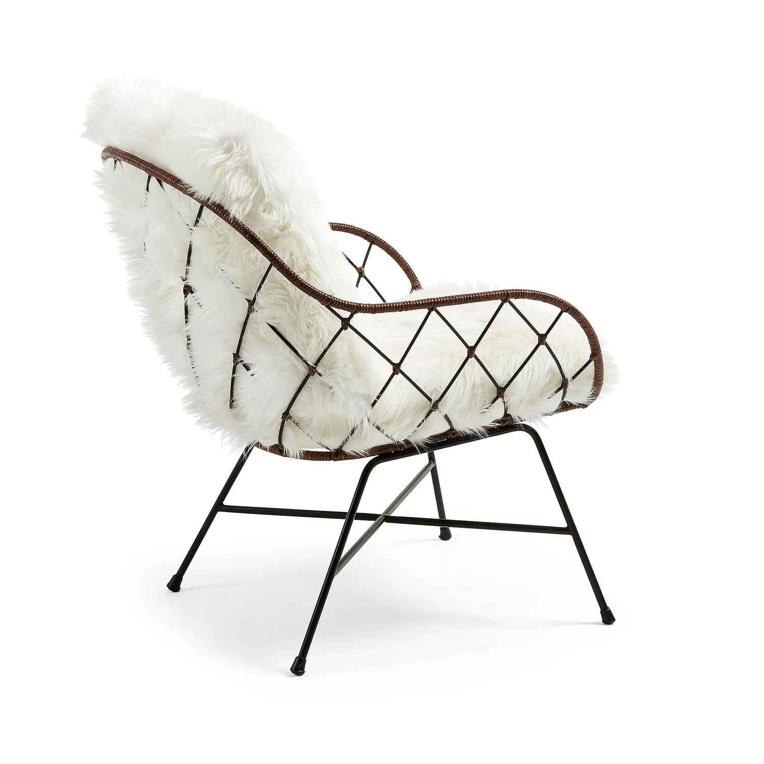 Kave Home Claren Rattan-Sessel weiß mit Kunstlederkissen