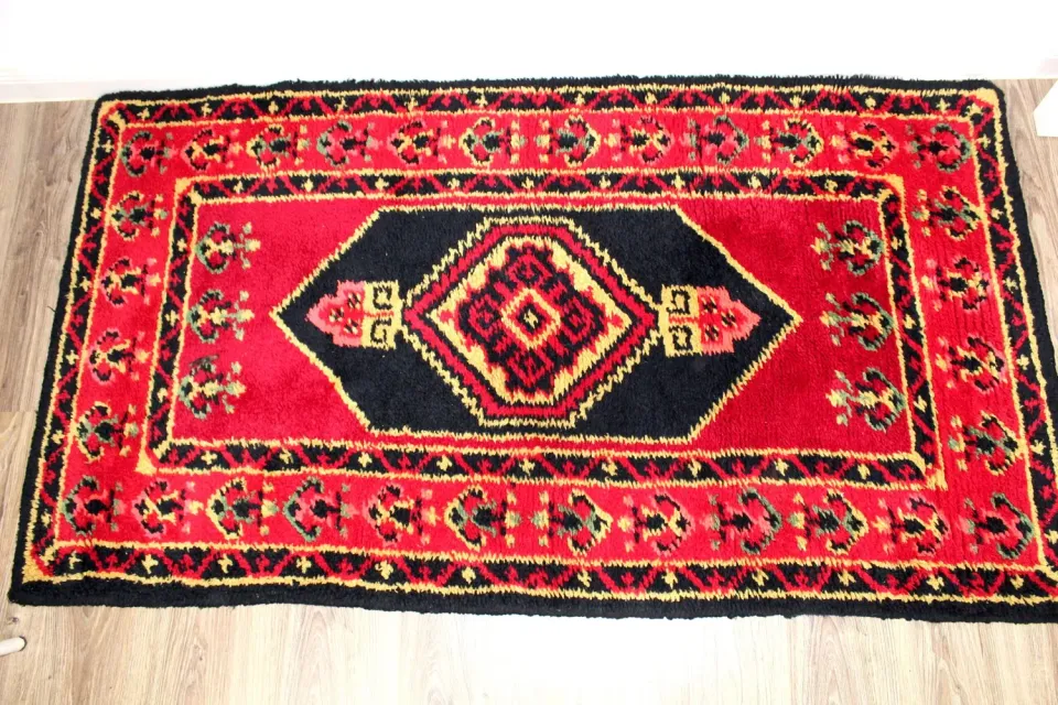 Mon Ami(e) Vintage Teppich Läufer rot schwarz gelb 170 × 93 cm