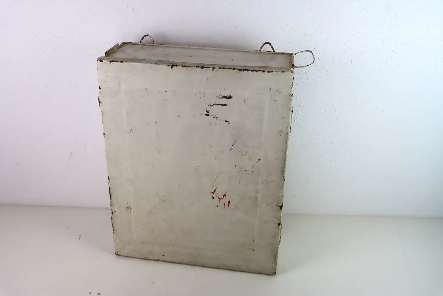 Mon Ami(e) Vintage Luftschutz-Hausapotheke Metallschrank