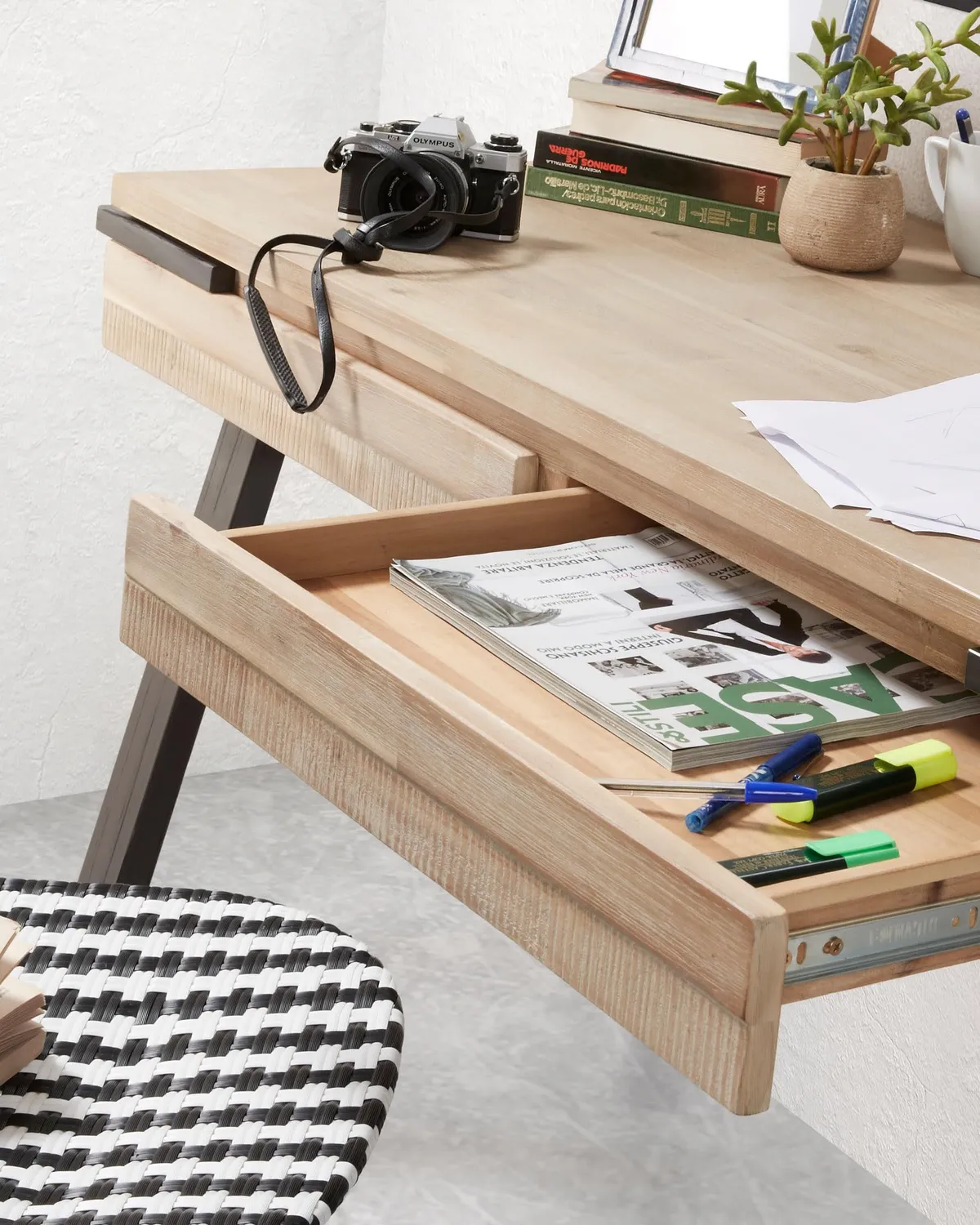 Kave Home Thinh Schreibtisch Akazie 125 cm Schubladen
