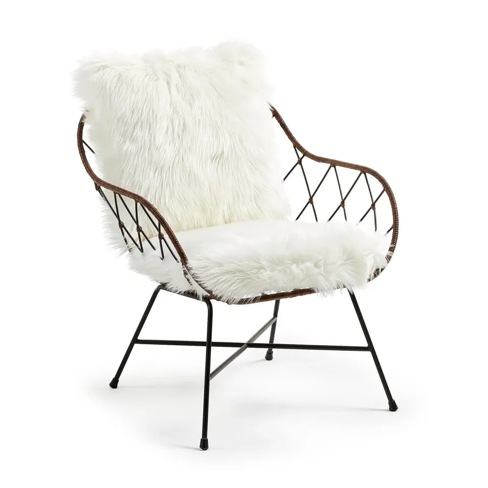 Kave Home Claren Rattan-Sessel weiß mit Kunstlederkissen