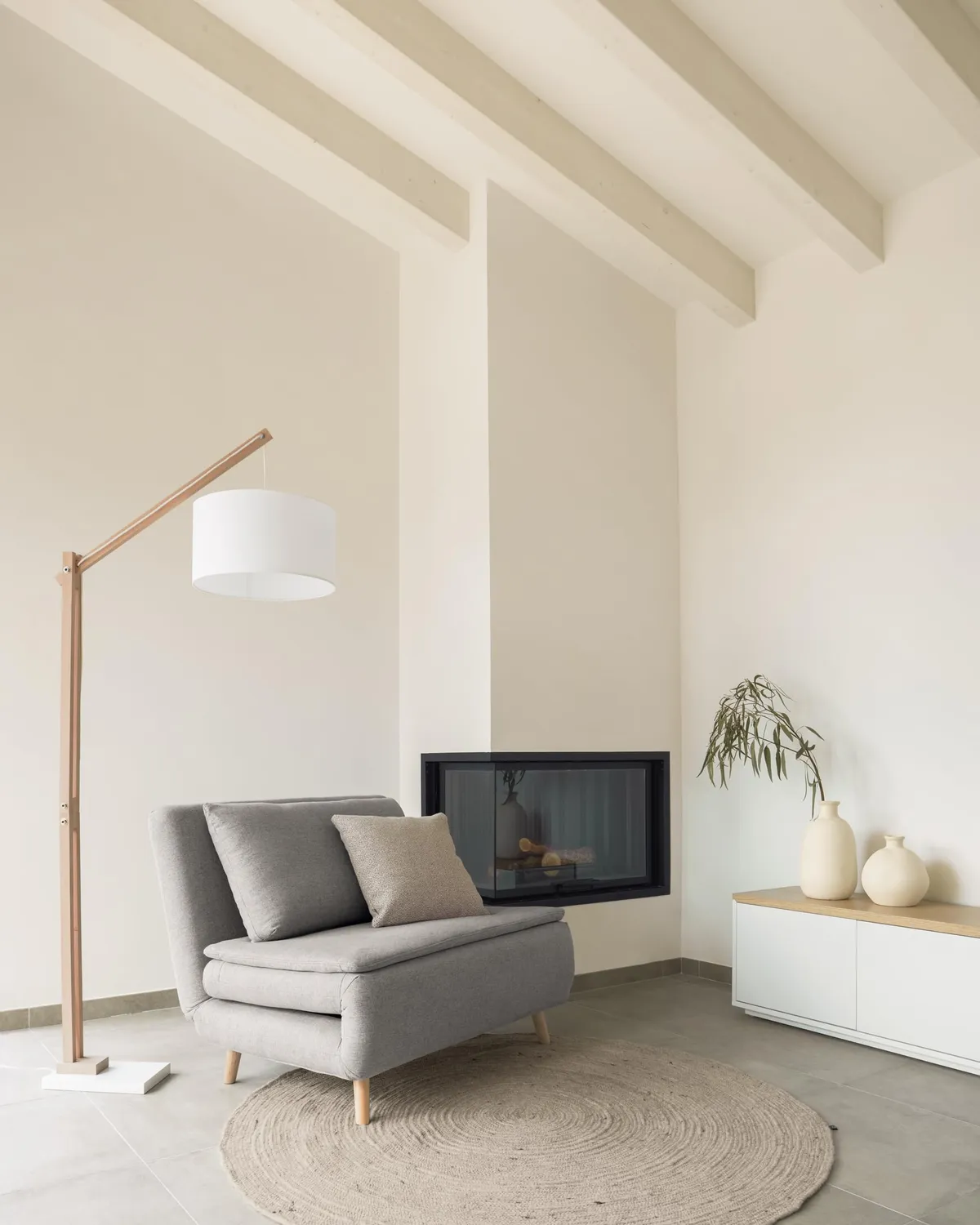 Kave Home Riaz Stehlampe weiß 186 cm Buchenholz Baumwolle
