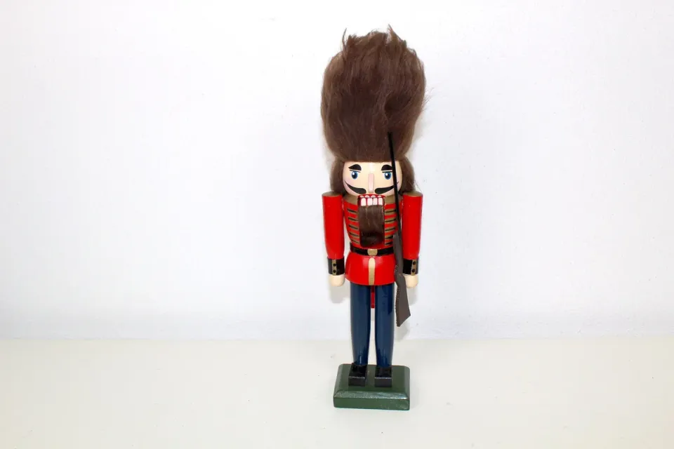 Mon Ami(e) Vintage Nussknacker Soldat Wachmann Holz blau rot 23 cm