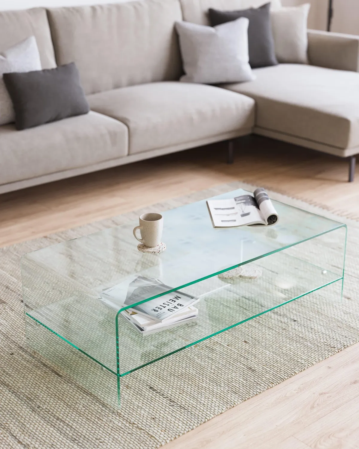 Kave Home Burano Couchtisch 110 x 55 cm aus Hartglas mit Ablage