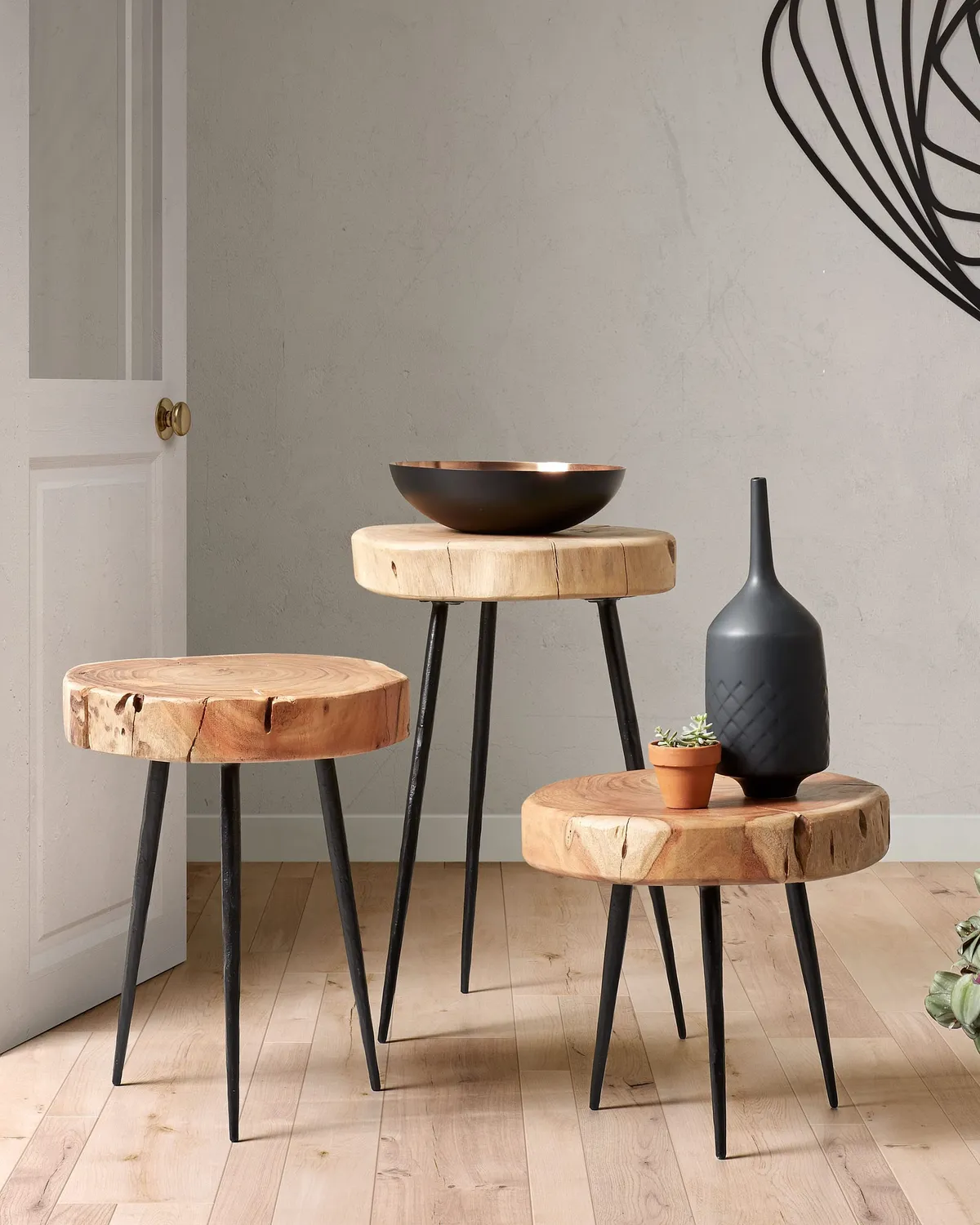 Kave Home Eider Beistelltisch Akazie Ø 33 cm schwarz