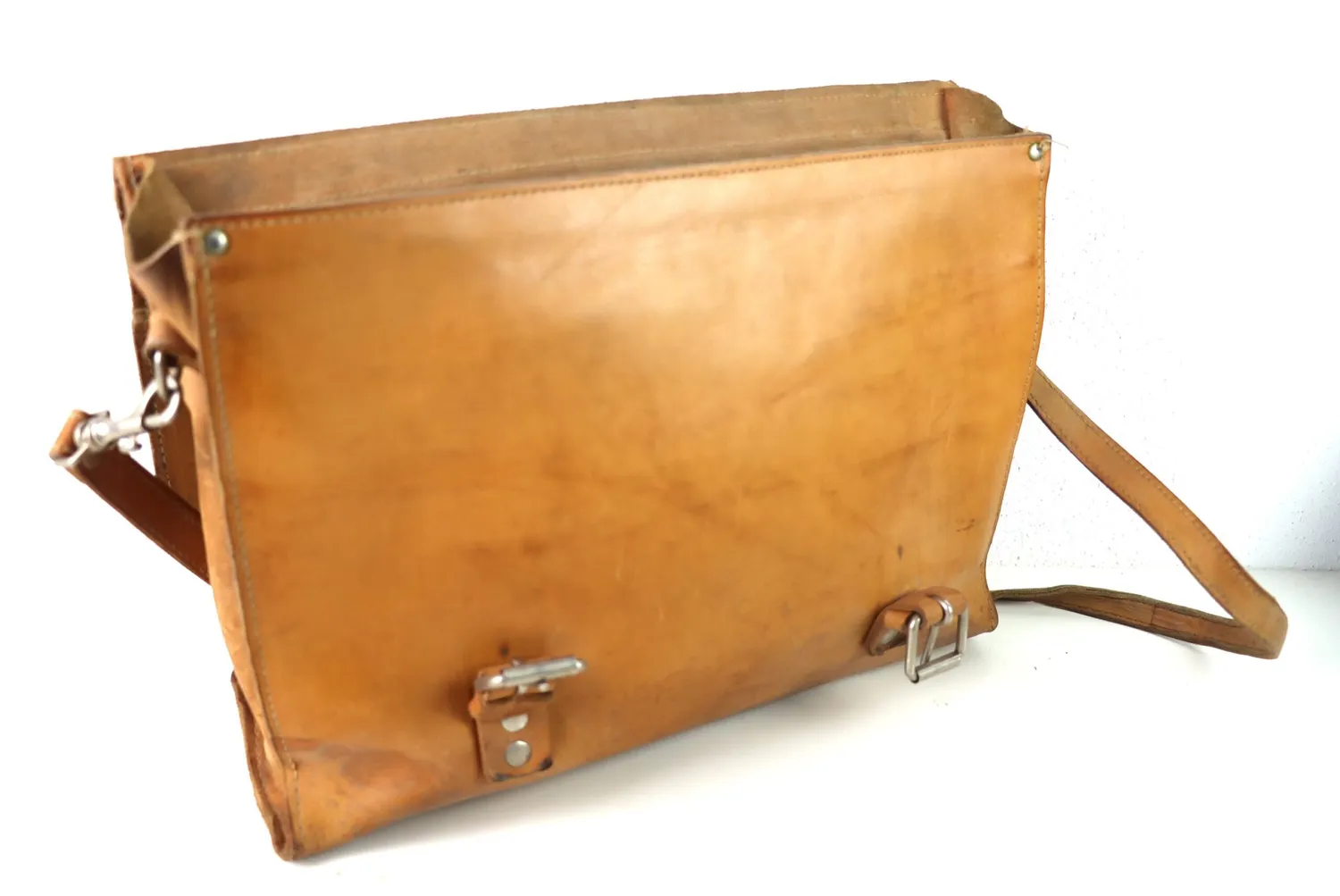 Mon Ami(e) Vintage Tasche aus Rindsleder, 40 × 32 × 11 cm, Patina
