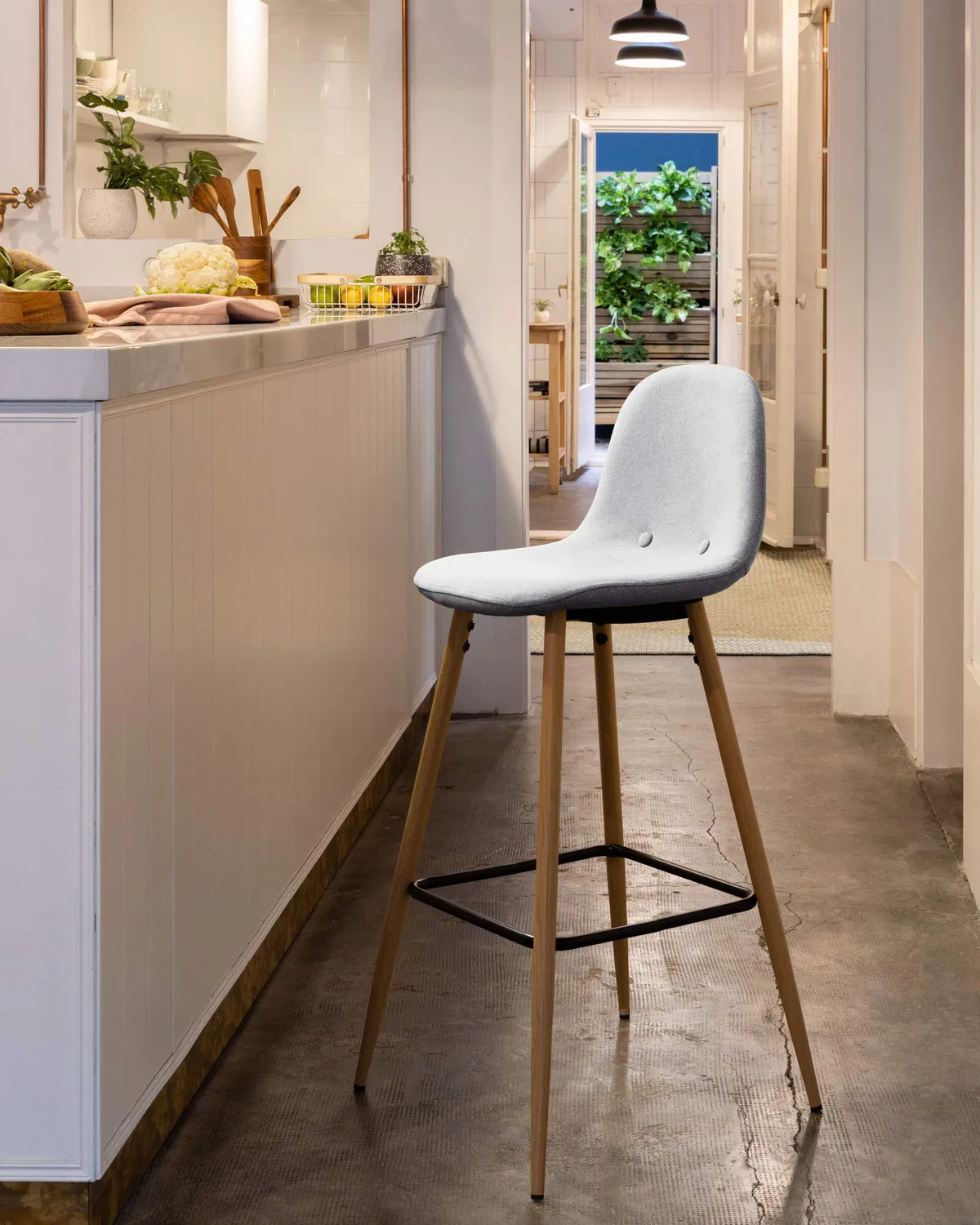 Kave Home Nolite Barhocker 75 cm dunkelgrau mit Lehne