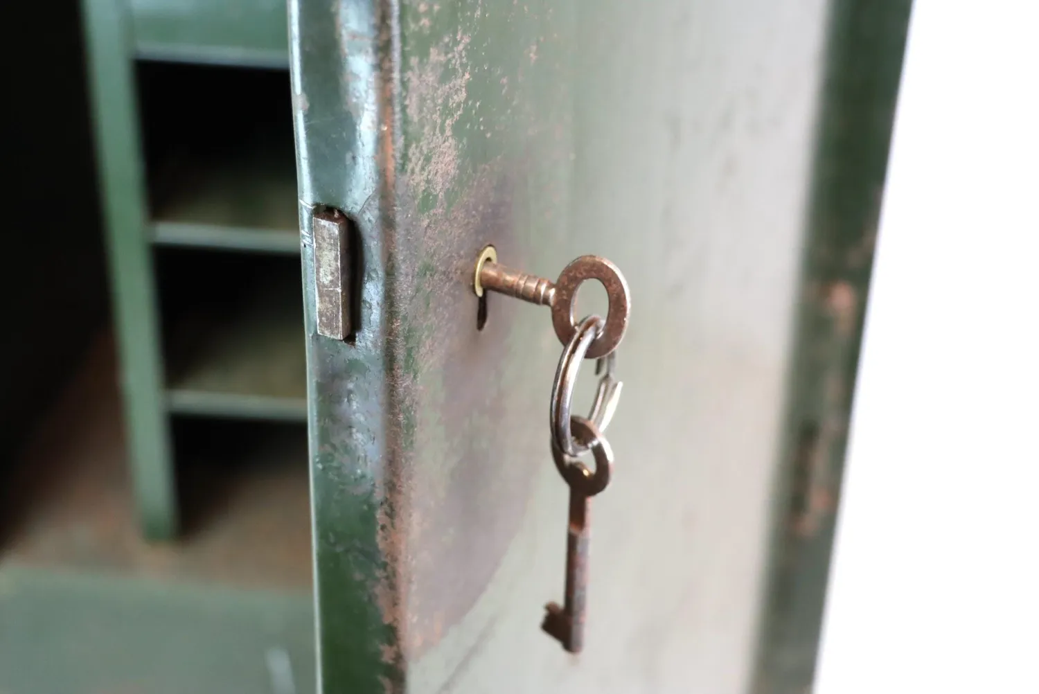 Mon Ami(e) Vintage Metallschrank Tresor grün 90,5 cm