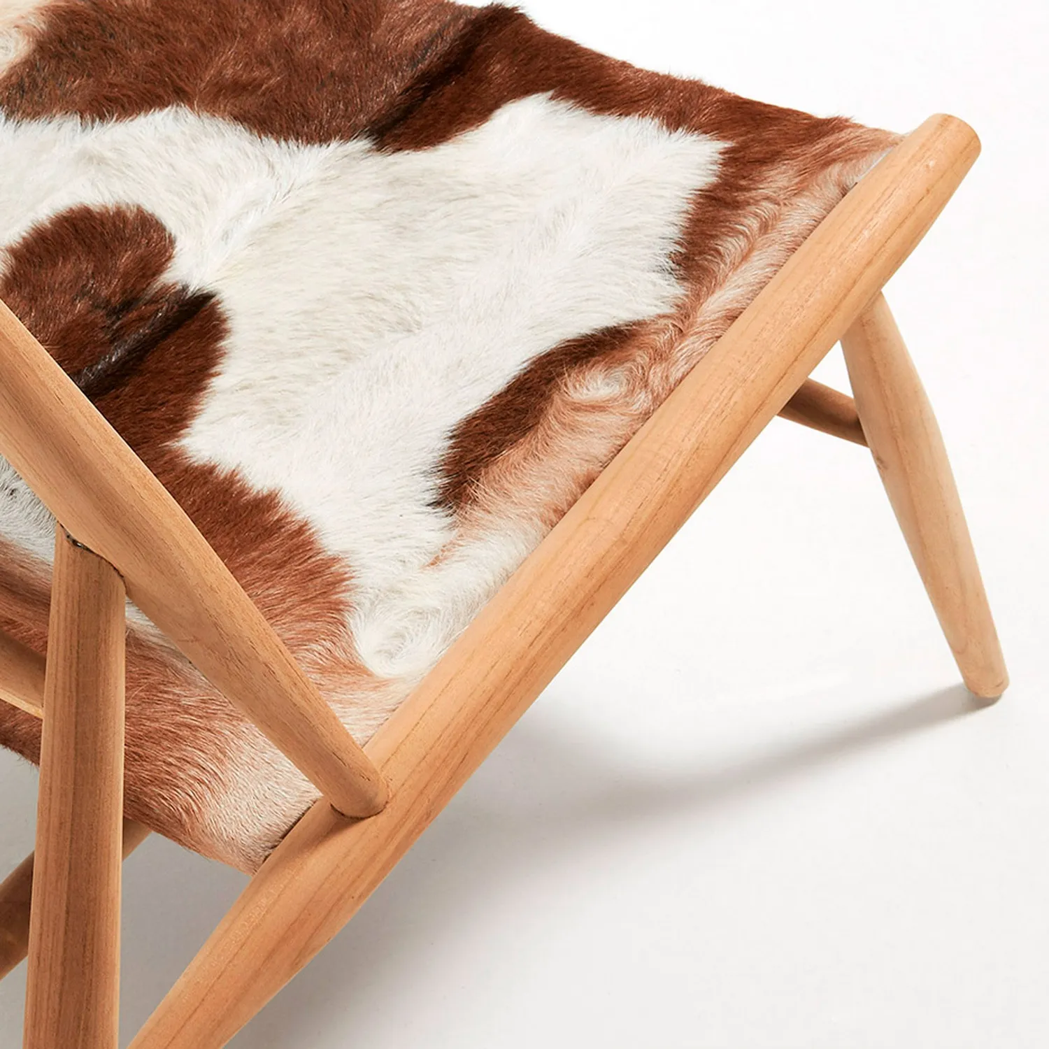 Kave Home Eki Sessel Ziegenfell Teakholz braun