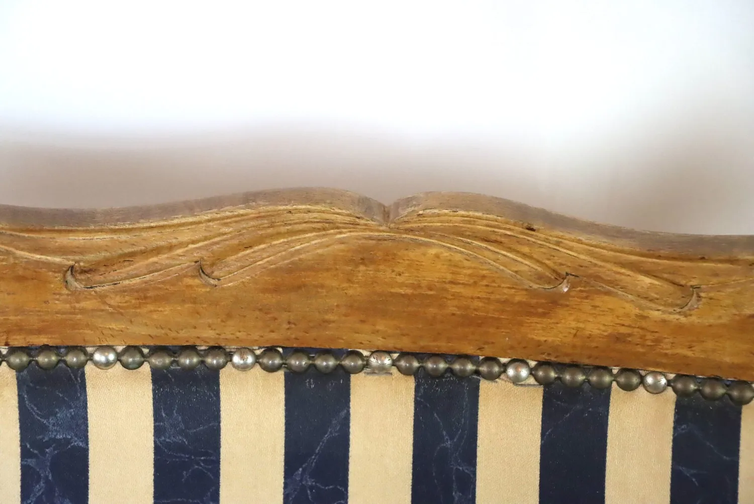 Mon Ami(e) Vintage Holzstuhl mit Armlehnen beige-blau