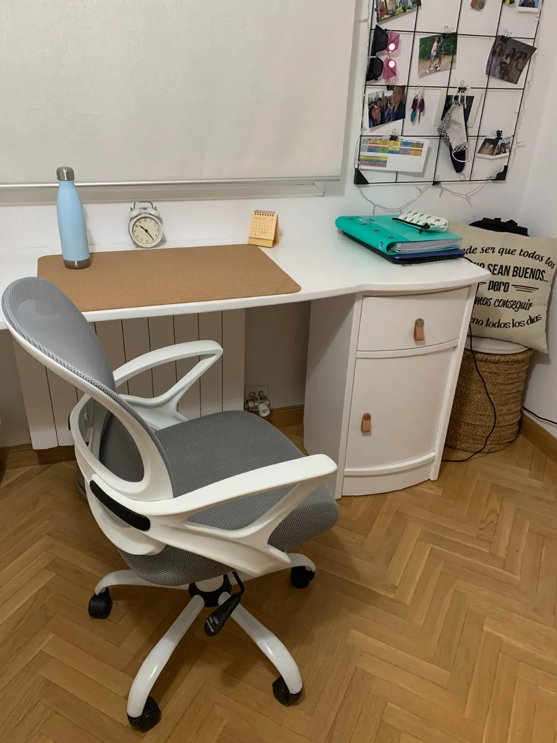 Kave Home Tangier Bürodrehstuhl Grau mit Armlehnen und Rollen