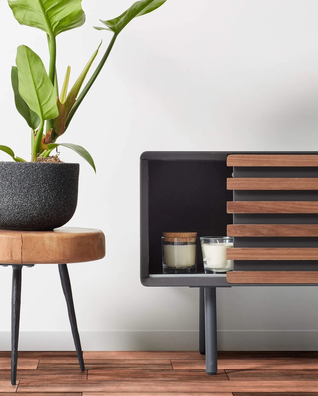 Kave Home Eider Beistelltisch Akazie Ø 33 cm schwarz