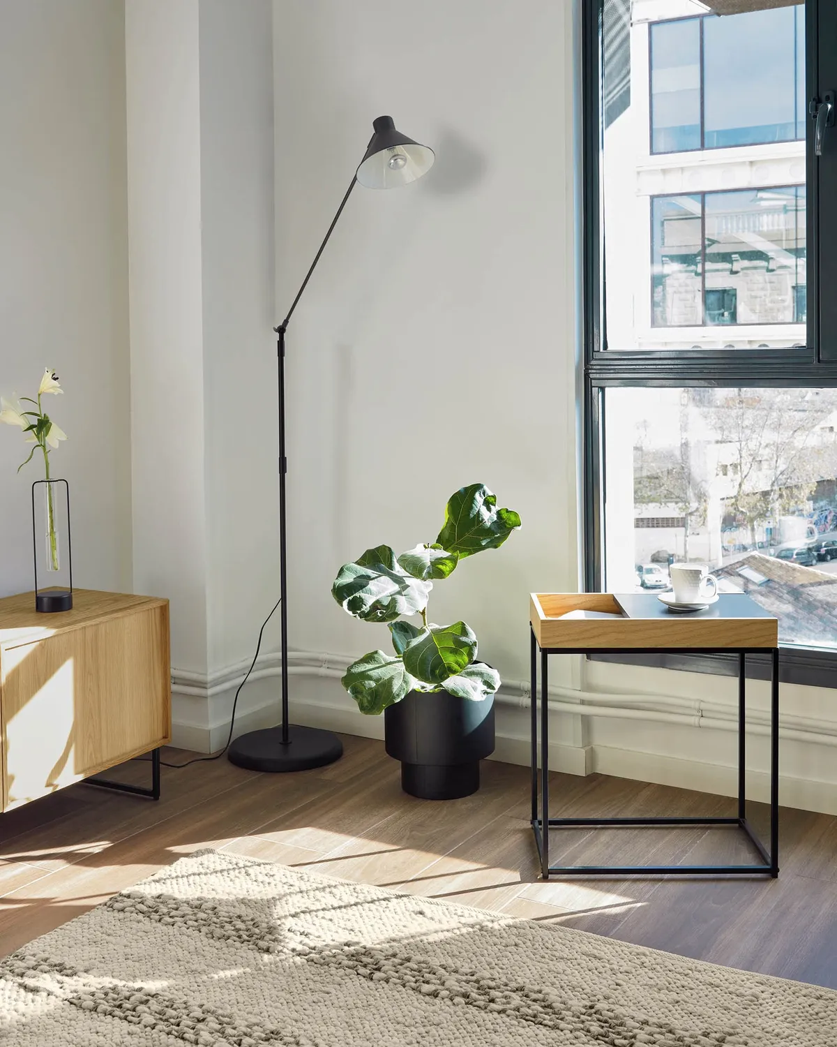 Kave Home Dione Stehlampe schwarz aus Stahl verstellbar