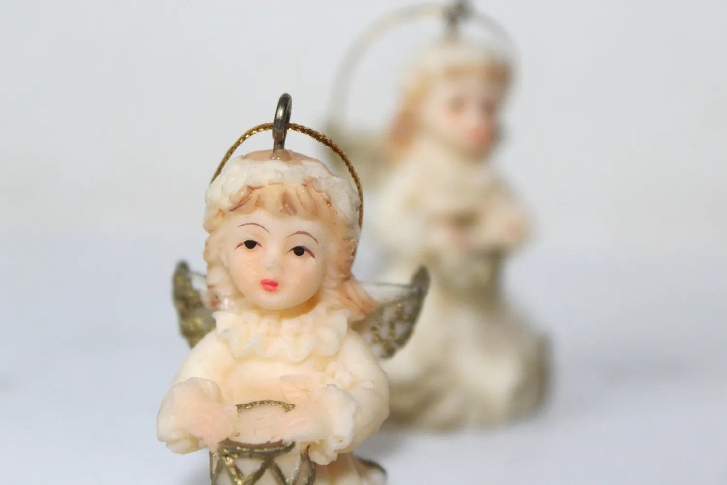 Mon Ami(e) Vintage 2 Porzellan-Engel mit Aufhänger Weiß-Gold