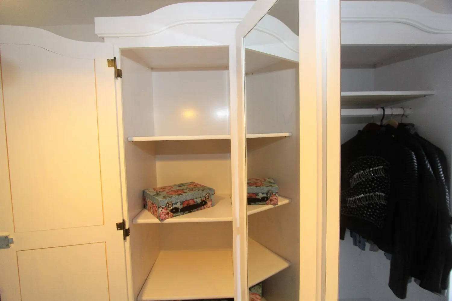 Inter Link Genf Kleiderschrank