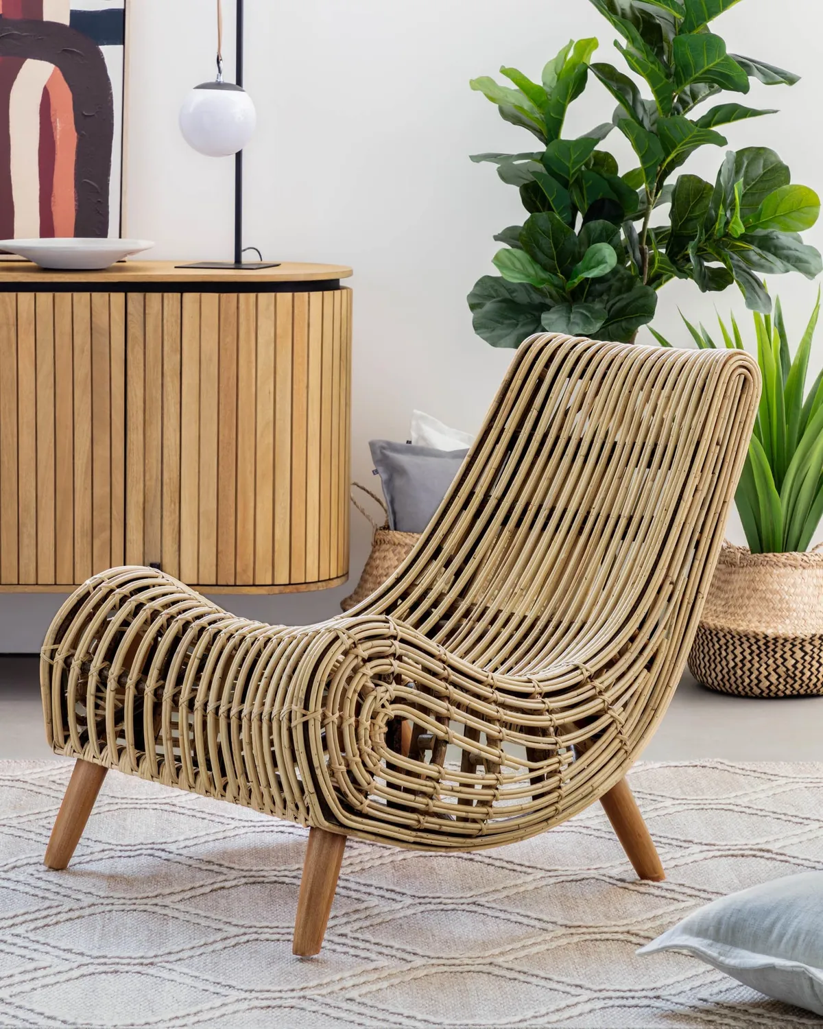 Kave Home Tika Sessel Rattan Natur mit Kaobaholzbeinen