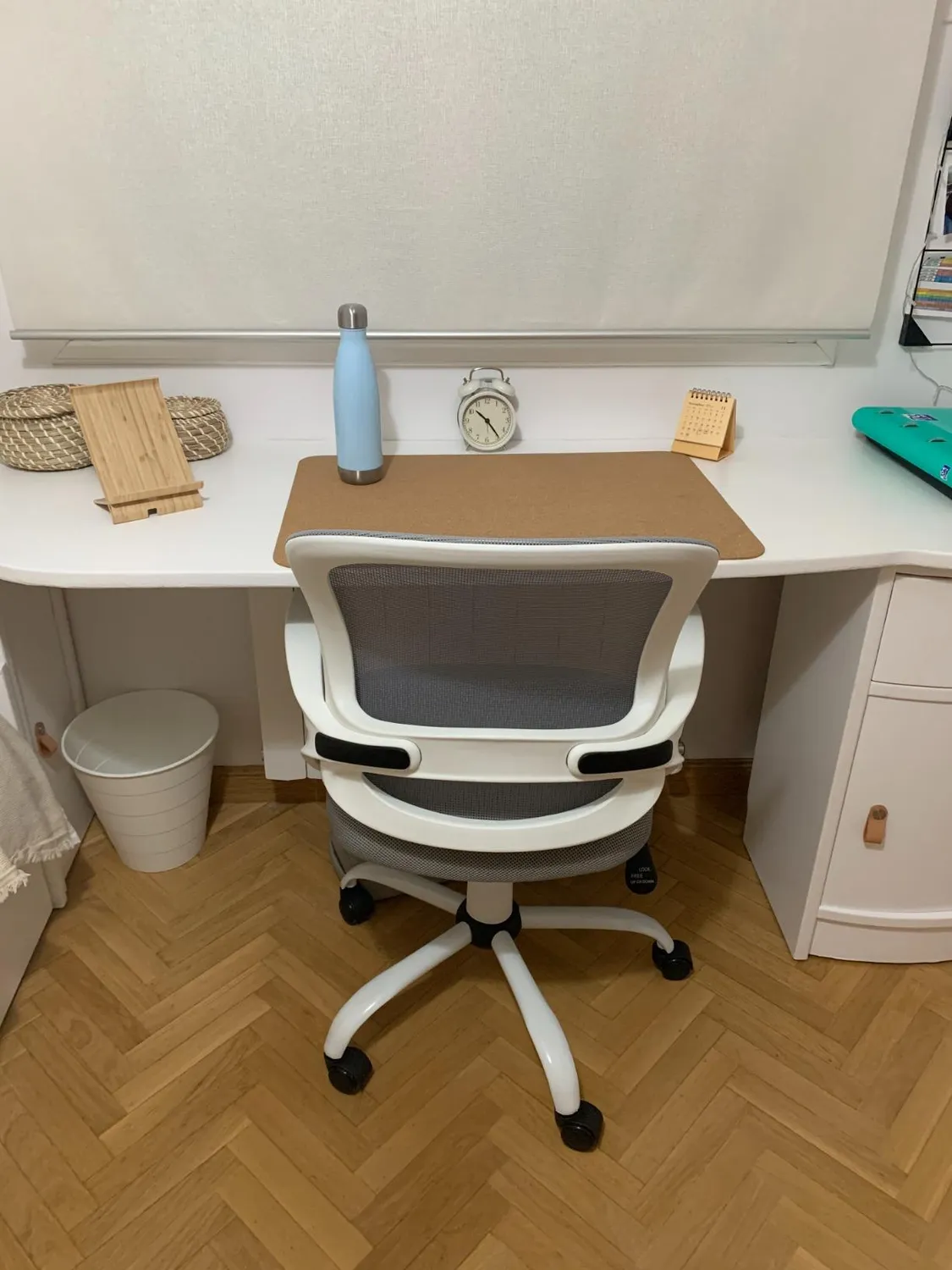 Kave Home Tangier Bürodrehstuhl Grau mit Armlehnen und Rollen