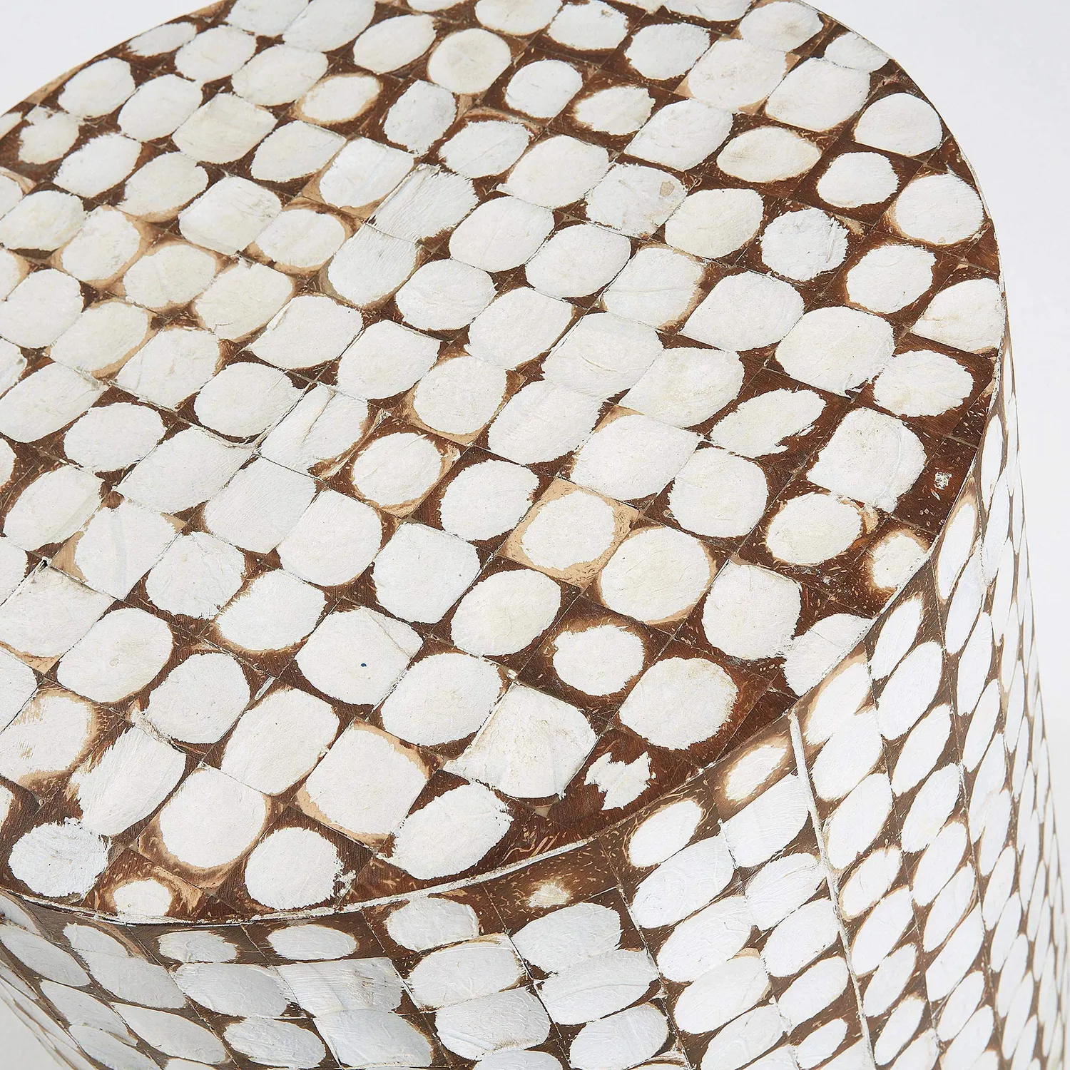 Kave Home Necoco Beistelltisch weiß Ø 40 cm Kokosnuss-Furnier