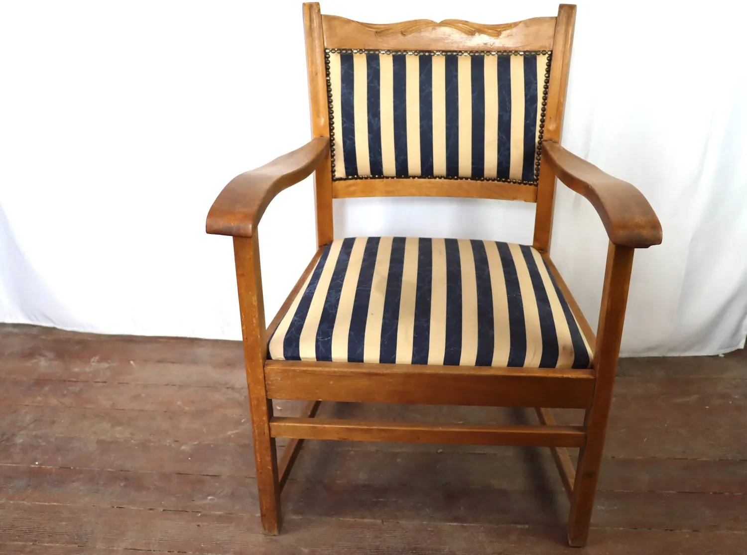 Mon Ami(e) Vintage Holzstuhl mit Armlehnen beige-blau