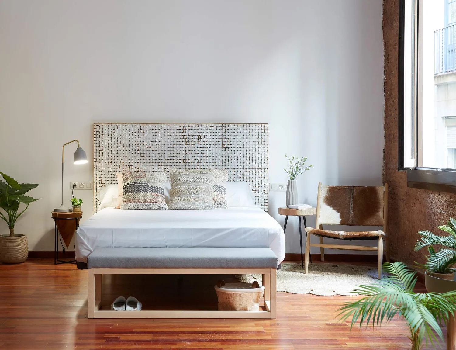 Kave Home Eki Sessel Ziegenfell Teakholz braun