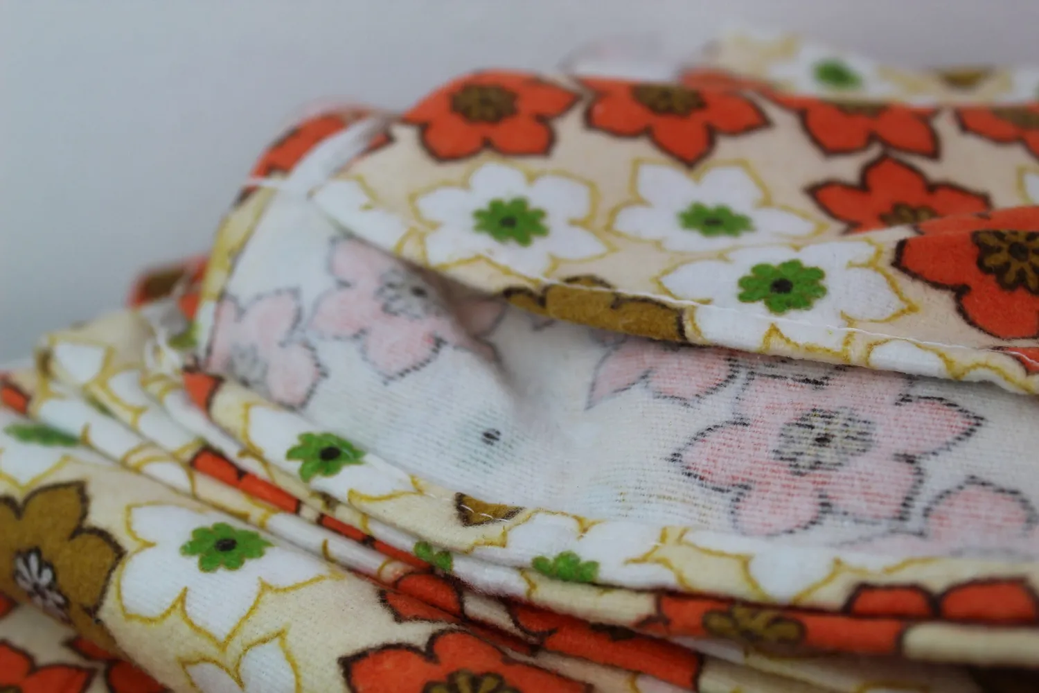 Mon Ami(e) Vintage Retro-Blumen-Stoff Betttücher 2er-Set orange