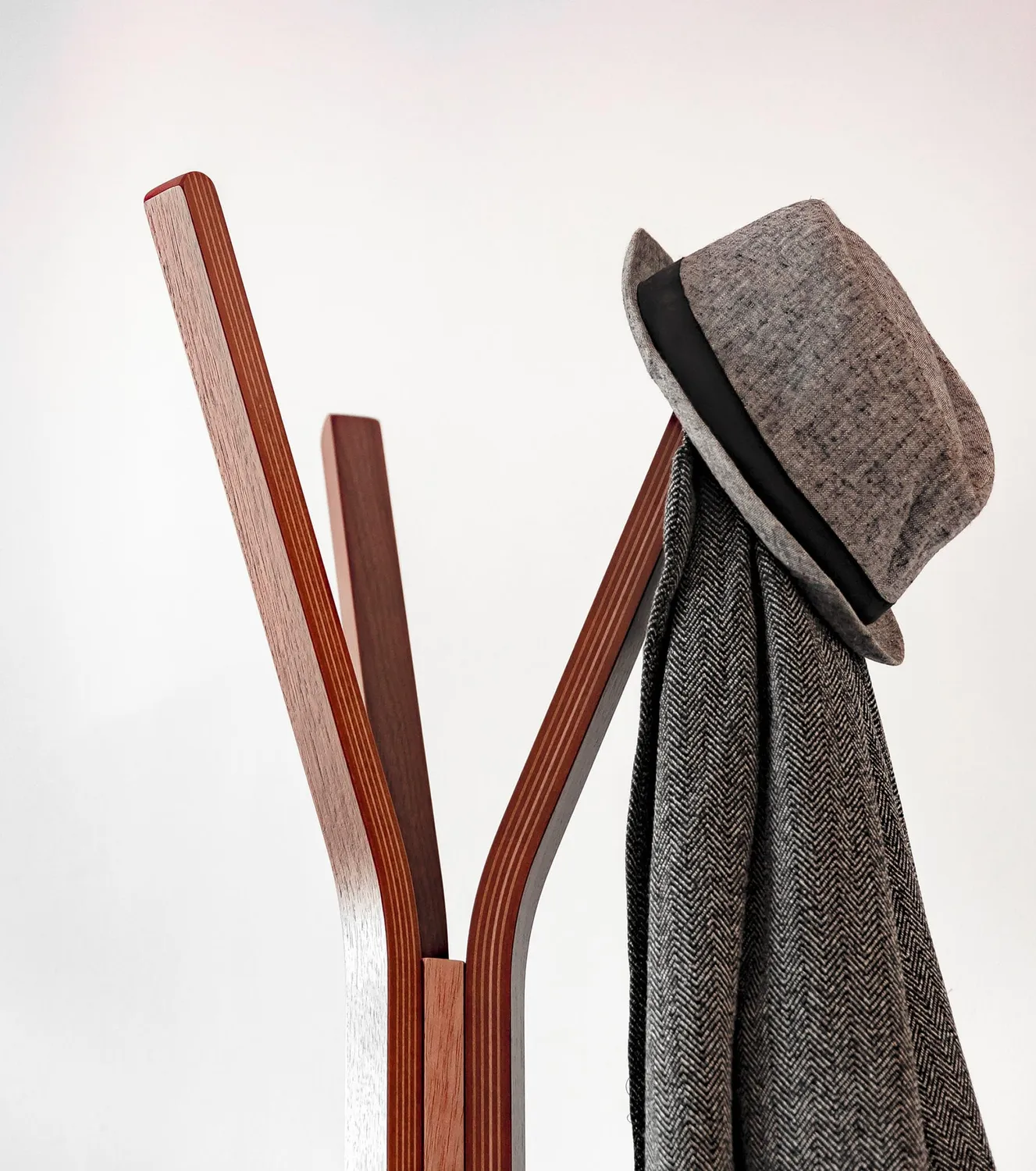 Kave Home Chelsey Garderobe 173 cm Walnuss Holz